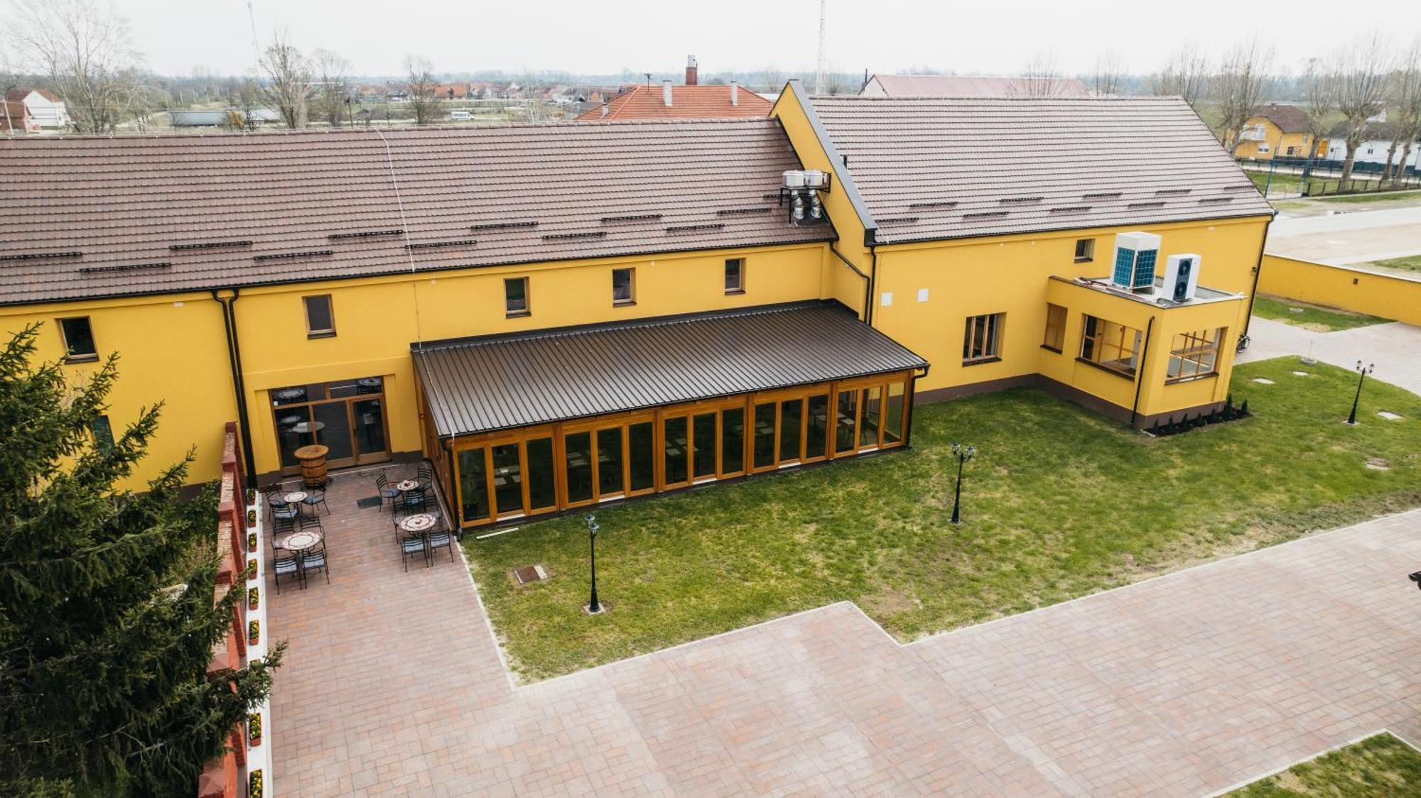 Отель Pansion Mihica Dvori Babina Greda Экстерьер фото